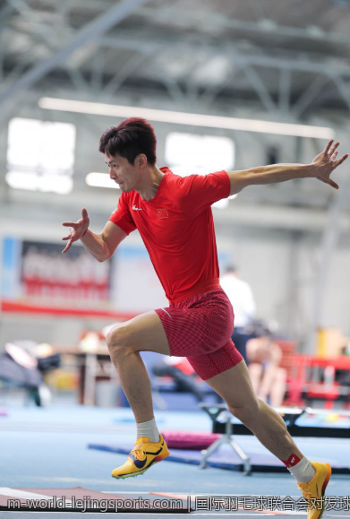 国际羽毛球联合会对发球高度违例的最新规定与执行情况